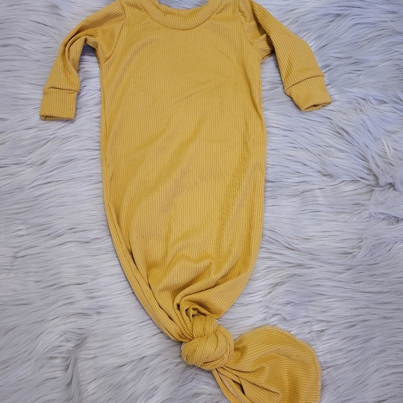 Baby knotted gown with hat and bow - Picture 2 of 4